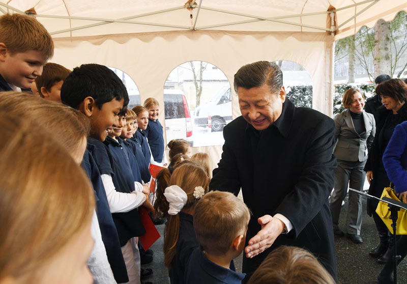 1月15日，國家主席習(xí)近平在瑞士聯(lián)邦主席洛伊特哈德陪同下，乘坐瑞士政府專列自蘇黎世前往瑞士首都伯爾尼。在專列行進(jìn)過程中，習(xí)近平和夫人彭麗媛受洛伊特哈德主席夫婦邀請(qǐng)，在輕鬆愉快的氛圍中品茶暢談。這是習(xí)近平在伯爾尼克爾薩茨火車站觀看瑞士童聲合唱團(tuán)表演后，與合唱團(tuán)的小演員交流。 新華社記者 饒愛民 攝