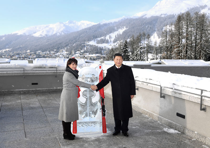 1月17日，國家主席習近平同瑞士聯(lián)邦主席洛伊特哈德在達沃斯共同啟動中瑞旅游年。兩國元首在熊貓冰雕像和印有中瑞兩國國旗及“中瑞旅游年”字樣的滑雪板旁合影留念。新華社記者 丁林 攝