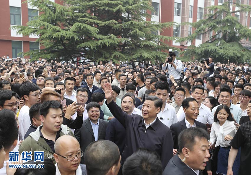 5月3日，中共中央總書記、國家主席、中央軍委主席習(xí)近平來到中國政法大學(xué)考察。這是習(xí)近平向遠(yuǎn)處的師生們揮手致意。 新華社記者 丁林 攝