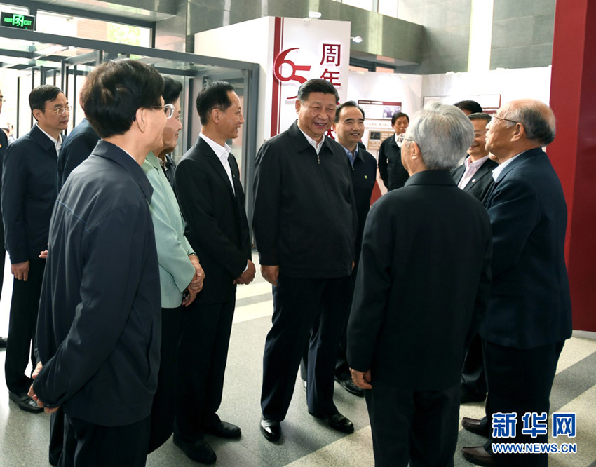 5月3日，中共中央總書記、國家主席、中央軍委主席習(xí)近平來到中國政法大學(xué)考察。這是習(xí)近平會見中國政法大學(xué)資深教授，同他們親切交談。新華社記者 李學(xué)仁 攝