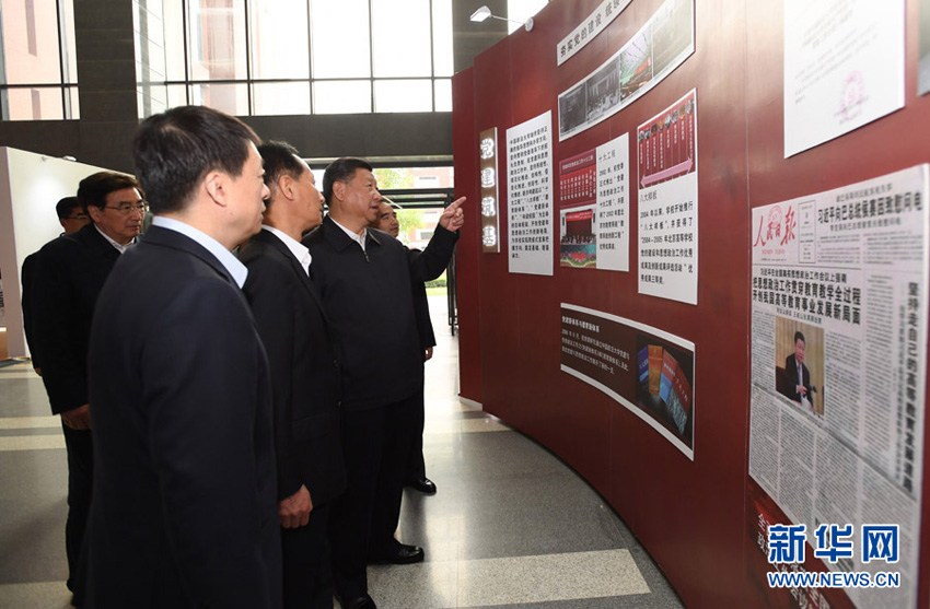 5月3日，中共中央總書記、國(guó)家主席、中央軍委主席習(xí)近平來(lái)到中國(guó)政法大學(xué)考察。這是習(xí)近平參觀校史及成果展。 新華社記者 李學(xué)仁 攝