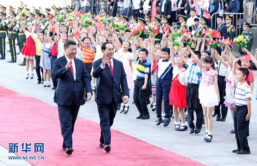 5月11日，國家主席習(xí)近平在北京人民大會堂同越南國家主席陳大光舉行會談。這是會談前，習(xí)近平在人民大會堂東門外廣場為陳大光舉行歡迎儀式。新華社記者 鞠鵬 攝