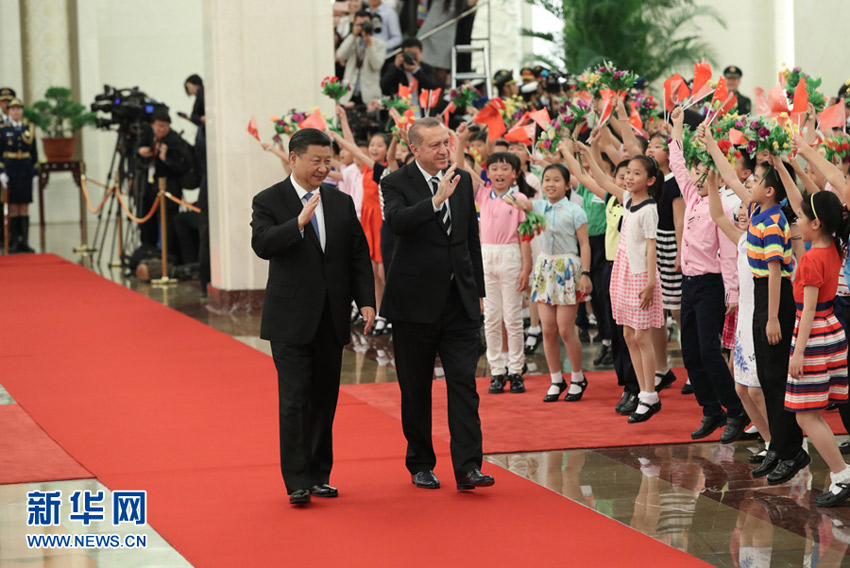 5月13日，國家主席習(xí)近平在北京人民大會堂同來華出席“一帶一路”國際合作高峰論壇的土耳其總統(tǒng)埃爾多安舉行會談。會談前，習(xí)近平在人民大會堂北大廳為埃爾多安舉行歡迎儀式。新華社記者 馬佔成 攝