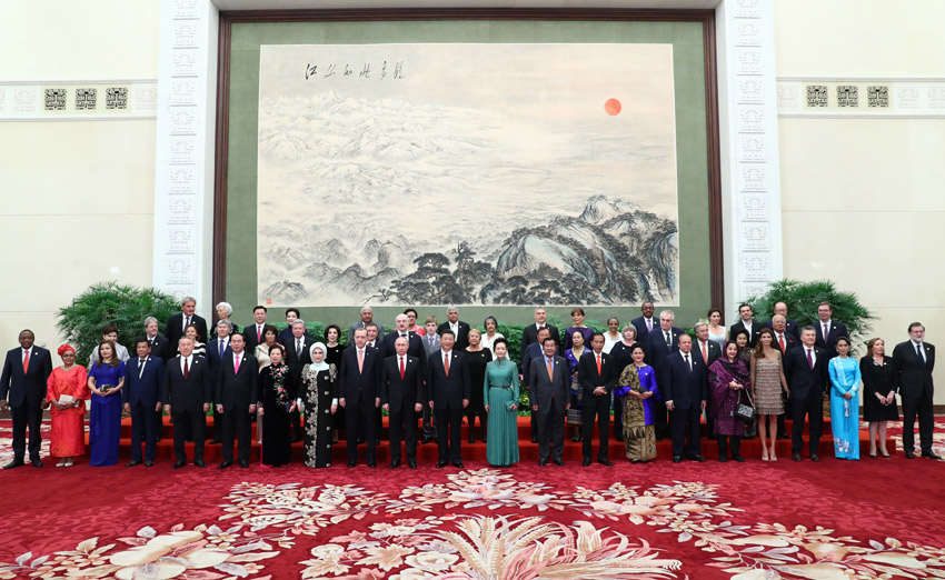 5月14日，國(guó)家主席習(xí)近平在北京人民大會(huì)堂舉行宴會(huì)，歡迎出席“一帶一路”國(guó)際合作高峰論壇的外方代表團(tuán)團(tuán)長(zhǎng)及嘉賓。這是習(xí)近平和夫人彭麗媛同外方代表團(tuán)團(tuán)長(zhǎng)及配偶集體合影留念。新華社記者 謝環(huán)馳 攝