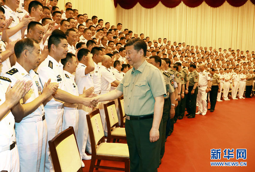 5月24日，中共中央總書記、國家主席、中央軍委主席習近平視察海軍機關，親切接見海軍第十二次黨代會全體代表和海軍機關正師職以上領導干部。這是習近平同大家親切握手。新華社記者 查春明 攝