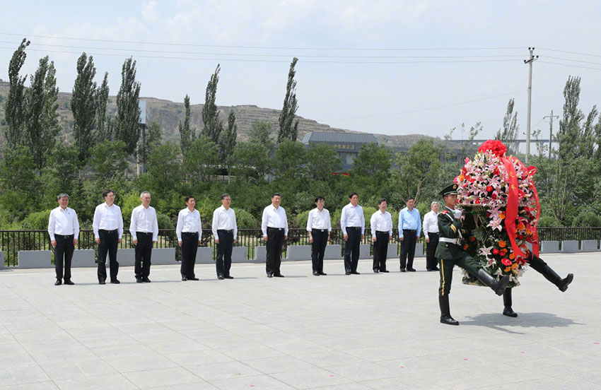 6月21日，中共中央總書(shū)記、國(guó)家主席、中央軍委主席習(xí)近平到山西考察調(diào)研。這是習(xí)近平來(lái)到興縣，參觀晉綏邊區(qū)革命紀(jì)念館，向革命烈士敬獻(xiàn)花籃。新華社記者 龐興雷 攝