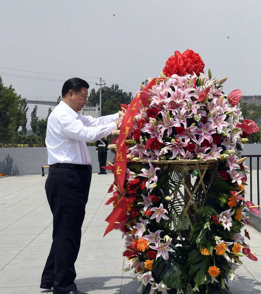 6月21日，中共中央總書(shū)記、國(guó)家主席、中央軍委主席習(xí)近平到山西考察調(diào)研。這是習(xí)近平來(lái)到興縣，參觀晉綏邊區(qū)革命紀(jì)念館，向革命烈士敬獻(xiàn)花籃。新華社記者 李學(xué)仁 攝