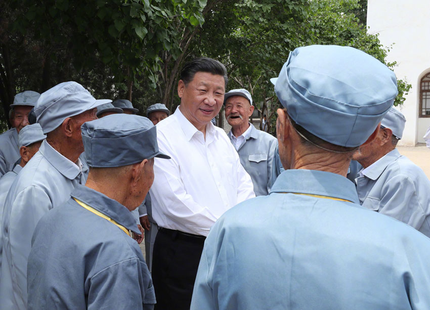 6月21日，中共中央總書記、國家主席、中央軍委主席習(xí)近平到山西考察調(diào)研。這是習(xí)近平來到興縣晉綏軍區(qū)司令部舊址，同當(dāng)年在晉綏邊區(qū)參加對敵斗爭的老戰(zhàn)士們親切交談。新華社記者 龐興雷 攝