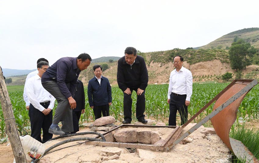 6月21日，中共中央總書記、國家主席、中央軍委主席習(xí)近平到山西考察調(diào)研。這是習(xí)近平來到忻州市岢嵐縣趙家窪村唯一的一口飲水井旁，登上用石塊壘起的井臺，察看井裡蓄水的情況。新華社記者 李學(xué)仁 攝