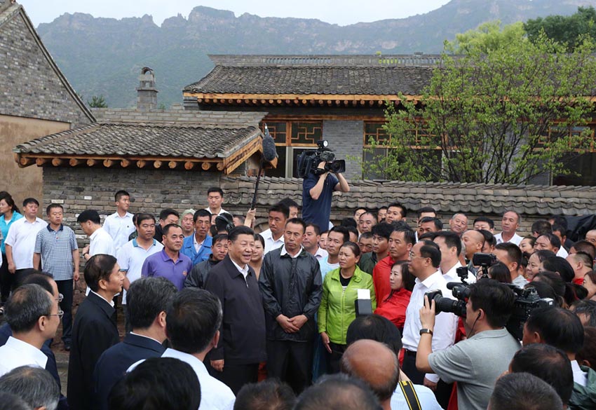 6月21日，中共中央總書記、國家主席、中央軍委主席習近平到山西考察調(diào)研。這是習近平來到忻州市岢嵐縣一處已經(jīng)建設(shè)好的易地扶貧搬遷集中安置點——宋家溝新村，同群眾親切交談。新華社記者 龐興雷 攝