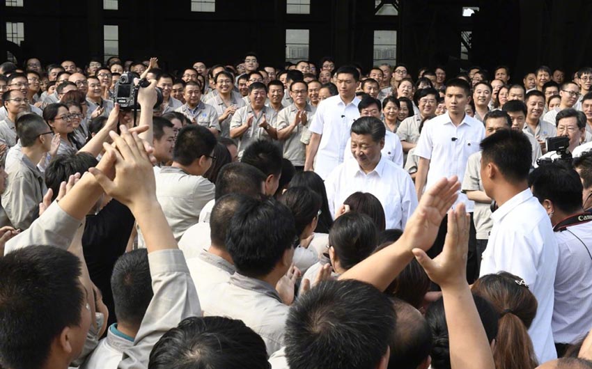 6月22日，中共中央總書記、國家主席、中央軍委主席習(xí)近平在山西太原考察企業(yè)。這是習(xí)近平與太原重工軌道交通設(shè)備有限公司職工親切交流。新華社記者 李學(xué)仁 攝