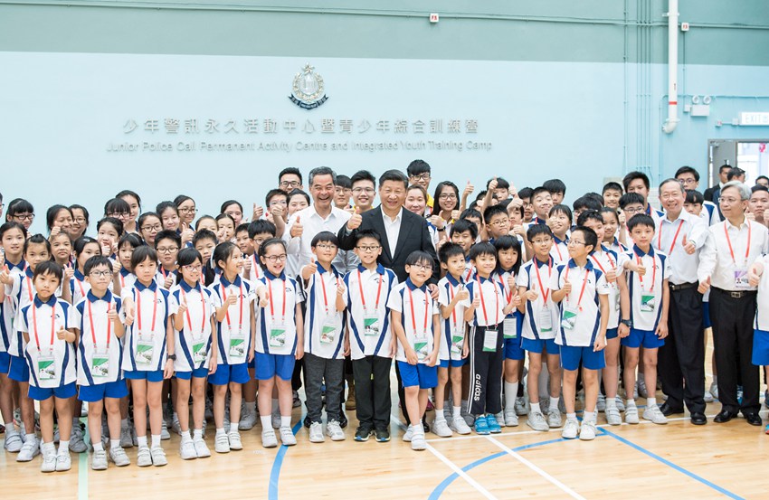 6月30日上午，國家主席習(xí)近平來到香港少年警訊永久活動中心暨青少年綜合訓(xùn)練營考察，看望正在訓(xùn)練的香港青少年。這是習(xí)近平同少年警訊成員合影。新華社記者 李濤 攝