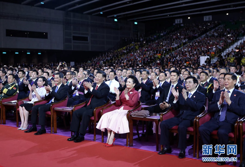 6月30日晚，中共中央總書記、國家主席、中央軍委主席習近平在香港會展中心觀看《心連心·創(chuàng)未來》慶祝香港回歸祖國20周年文藝晚會。新華社記者 鞠鵬 攝