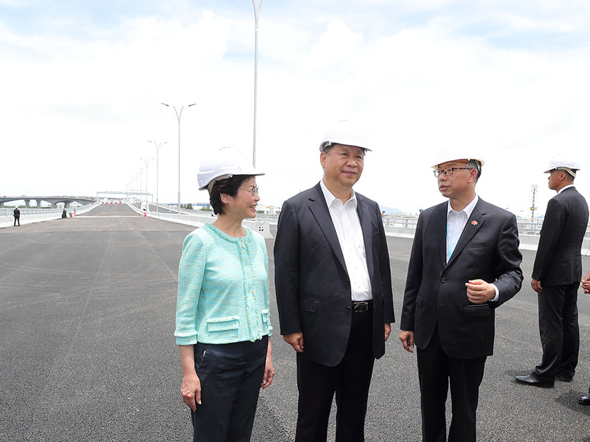 7月1日上午，國家主席習近平在香港特別行政區(qū)行政長官林鄭月娥陪同下，考察港珠澳大橋香港段建設工地和香港國際機場第三跑道建設情況。這是習近平來到港珠澳大橋香港段建設工地，聽取建設情況介紹，仔細詢問工程規(guī)劃、施工進度和質量安全等情況。 新華社記者 王曄 攝