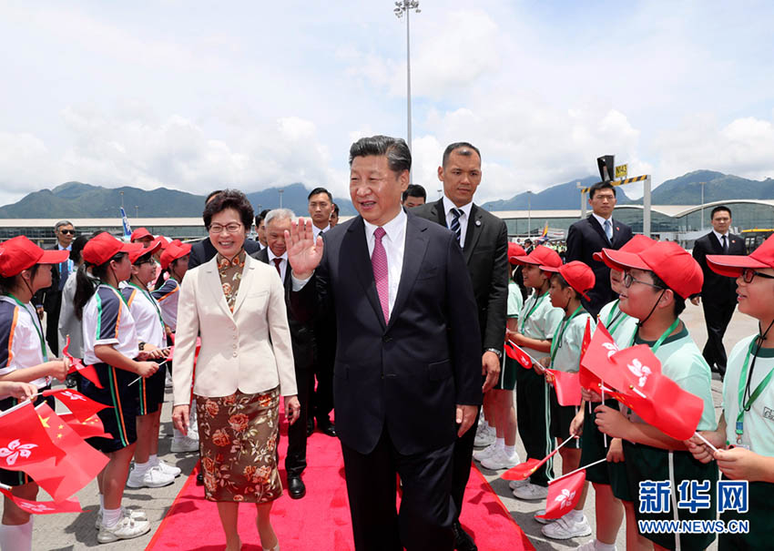 7月1日中午，中共中央總書記、國家主席、中央軍委主席習(xí)近平圓滿結(jié)束在香港的各項活動，從香港乘專機返回北京。這是在歡送儀式上，習(xí)近平向歡送隊伍揮手道別。 新華社記者 蘭紅光 攝