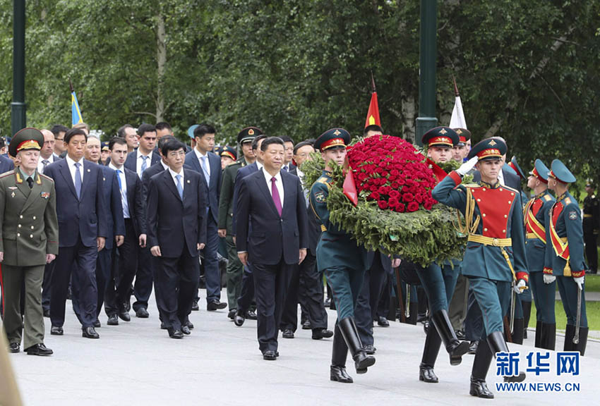 7月4日，國(guó)家主席習(xí)近平在莫斯科向俄羅斯無名烈士墓敬獻(xiàn)花圈。新華社記者 謝環(huán)馳 攝