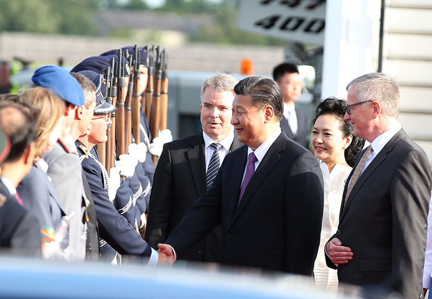 7月4日，國家主席習近平乘專機抵達柏林，開始對德意志聯(lián)邦共和國進行國事訪問。德國政府高級官員在舷梯旁迎接習近平和夫人彭麗媛。新華社記者 姚大偉 攝