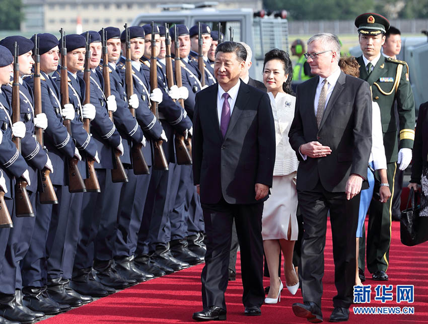 7月4日，國家主席習近平乘專機抵達柏林，開始對德意志聯(lián)邦共和國進行國事訪問。德國政府高級官員在舷梯旁迎接習近平和夫人彭麗媛。新華社記者 王曄 攝