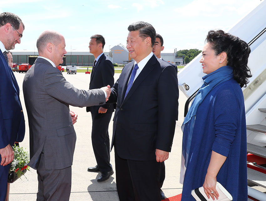 7月6日，國家主席習(xí)近平乘專機(jī)抵達(dá)德國漢堡，出席二十國集團(tuán)領(lǐng)導(dǎo)人第十二次峰會(huì)。這是習(xí)近平和夫人彭麗媛抵達(dá)漢堡機(jī)場(chǎng)。 新華社記者 謝環(huán)馳攝