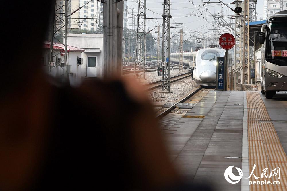 10月15日，首個乘火車參加中國共產黨第十九次全國代表大會的代表團——山西省代表團抵達北京西站。（人民網記者 翁奇羽 攝）