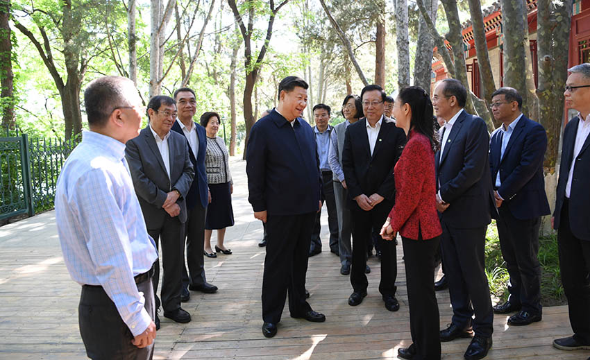 5月2日，中共中央總書記、國家主席、中央軍委主席習(xí)近平來到北京大學(xué)考察。這是習(xí)近平在北京大學(xué)臨湖軒北側(cè)的小庭院看望部分資深教授和中青年教師代表，並同他們親切交談。新華社記者李學(xué)仁攝