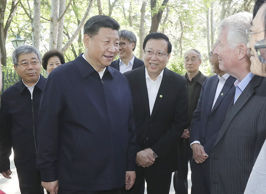 5月2日，中共中央總書記、國家主席、中央軍委主席習(xí)近平來到北京大學(xué)考察。這是習(xí)近平在北京大學(xué)臨湖軒北側(cè)的小庭院看望部分資深教授和中青年教師代表，並同他們親切交談。新華社發(fā)（盛佳鵬攝）