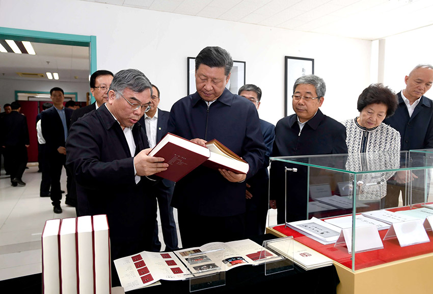 5月2日，中共中央總書記、國(guó)家主席、中央軍委主席習(xí)近平來(lái)到北京大學(xué)考察。這是習(xí)近平在北京大學(xué)國(guó)際馬克思主義文獻(xiàn)中心察看館藏馬克思主義典籍。新華社記者李學(xué)仁攝