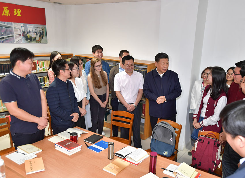 5月2日，中共中央總書記、國家主席、中央軍委主席習近平來到北京大學考察。這是習近平在北京大學馬克思主義學院，與正在就“解讀新時代”進行座談交流的中外學生親切交談。新華社記者李濤攝