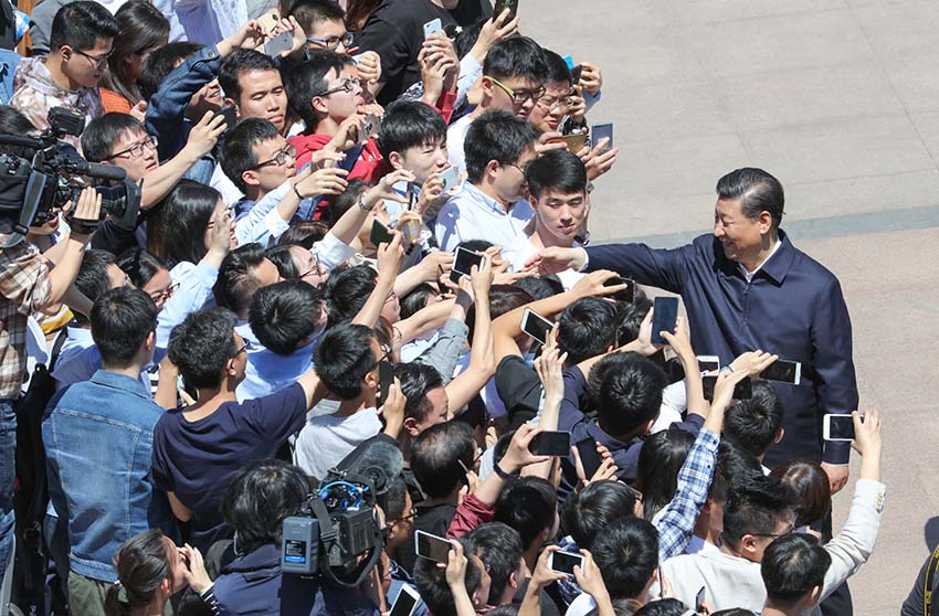 5月2日，中共中央總書記、國家主席、中央軍委主席習(xí)近平來到北京大學(xué)考察。這是習(xí)近平離開學(xué)校時同道路兩旁師生親切握手。 新華社記者王曄攝