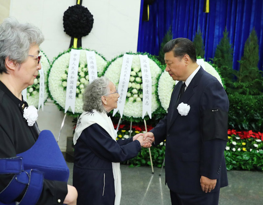 5月24日，孫孚凌同志遺體在北京八寶山革命公墓火化。習(xí)近平、李克強(qiáng)、栗戰(zhàn)書、汪洋、王滬寧、趙樂際、韓正等前往八寶山送別。這是習(xí)近平與孫孚凌親屬握手，表示深切慰問。新華社記者 謝環(huán)馳 攝