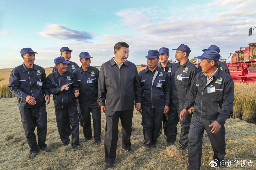 9月25日，中共中央總書記、國家主席、中央軍委主席習近平抵達黑龍江省開始考察。這是習近平在七星農(nóng)場萬畝大地號與農(nóng)場工人們親切交談。 新華社記者 謝環(huán)馳 攝