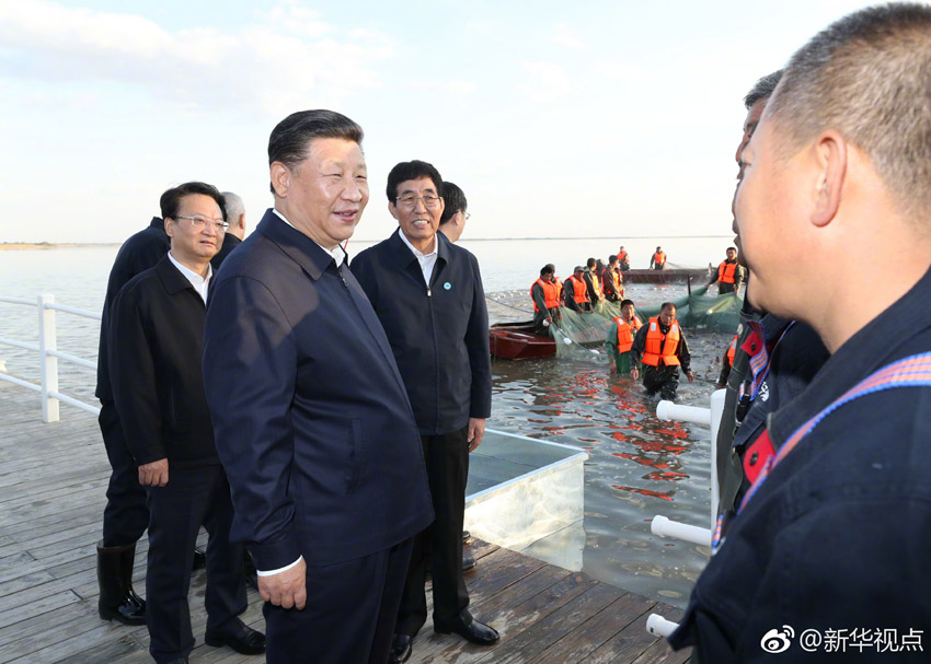 9月26日，中共中央總書記、國家主席、中央軍委主席習(xí)近平在吉林省鬆原市考察。這是習(xí)近平在查干湖同正在進(jìn)行捕撈作業(yè)的漁民親切交談。新華社記者 鞠鵬 攝