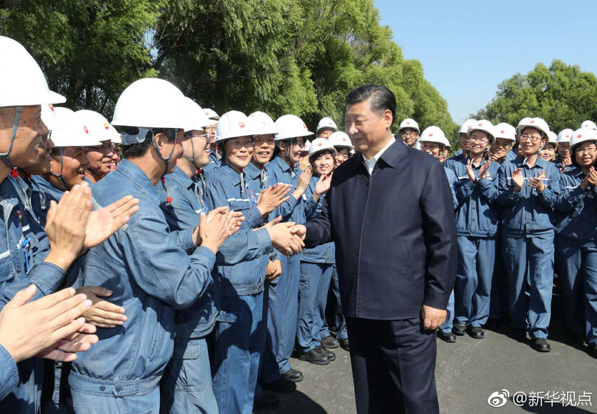 9月27日，中共中央總書記、國家主席、中央軍委主席習(xí)近平開始在遼寧考察。這是習(xí)近平在中國石油遼陽石化公司同工人親切握手。新華社記者 鞠鵬 攝