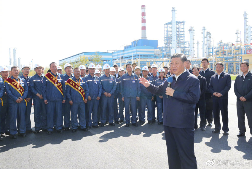 9月27日，中共中央總書記、國家主席、中央軍委主席習(xí)近平開始在遼寧考察。這是習(xí)近平在中國石油遼陽石化公司同工人親切交流。新華社記者 鞠鵬 攝