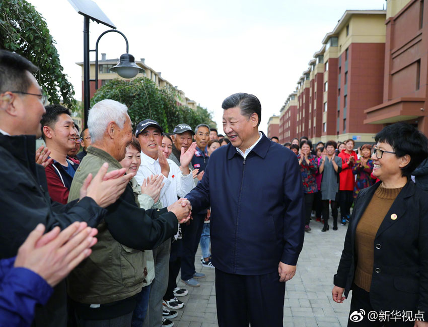 9月25日至28日，中共中央總書記、國家主席、中央軍委主席習近平在東北三省考察，主持召開深入推進東北振興座談會。這是28日上午，習近平在遼寧撫順市東華園社區(qū)，實地了解採煤沉陷區(qū)避險搬遷安置情況。