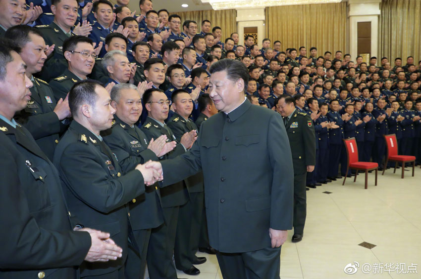 9月27日至28日，中共中央總書記、國家主席、中央軍委主席習(xí)近平視察79集團軍，接見駐遼寧部隊副師職以上領(lǐng)導(dǎo)干部。這是28日上午，習(xí)近平在沈陽親切接見駐遼寧部隊副師職以上領(lǐng)導(dǎo)干部。新華社記者 李剛 攝