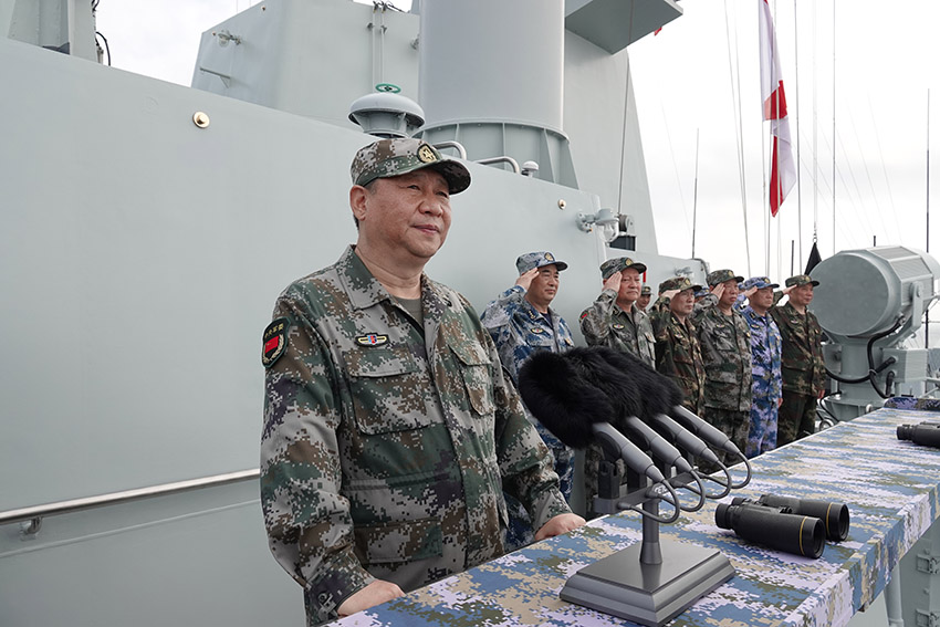 2018年4月12日上午，中央軍委在南海海域隆重舉行海上閱兵，展示人民海軍嶄新面貌，激發(fā)強國強軍堅定信念。中共中央總書記、國家主席、中央軍委主席習(xí)近平檢閱部隊並發(fā)表重要講話。這是習(xí)近平檢閱海上編隊。新華社記者 李剛 攝