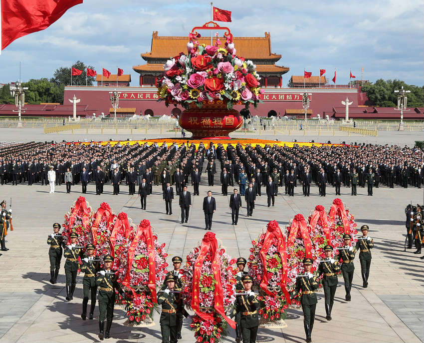 2018年9月30日上午，黨和國家領(lǐng)導人習近平、李克強、栗戰(zhàn)書、汪洋、王滬寧、趙樂際、韓正、王岐山等來到北京天安門廣場，出席烈士紀念日向人民英雄敬獻花籃儀式。 新華社記者 黃敬文 攝