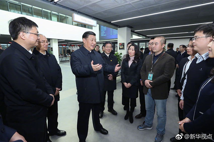 1月16日，中共中央總書記、國家主席、中央軍委主席習(xí)近平在河北雄安新區(qū)考察調(diào)研。這是習(xí)近平在雄安新區(qū)政務(wù)服務(wù)中心同部分進(jìn)駐雄安新區(qū)的企業(yè)代表親切交談。 新華社記者 鞠鵬 攝