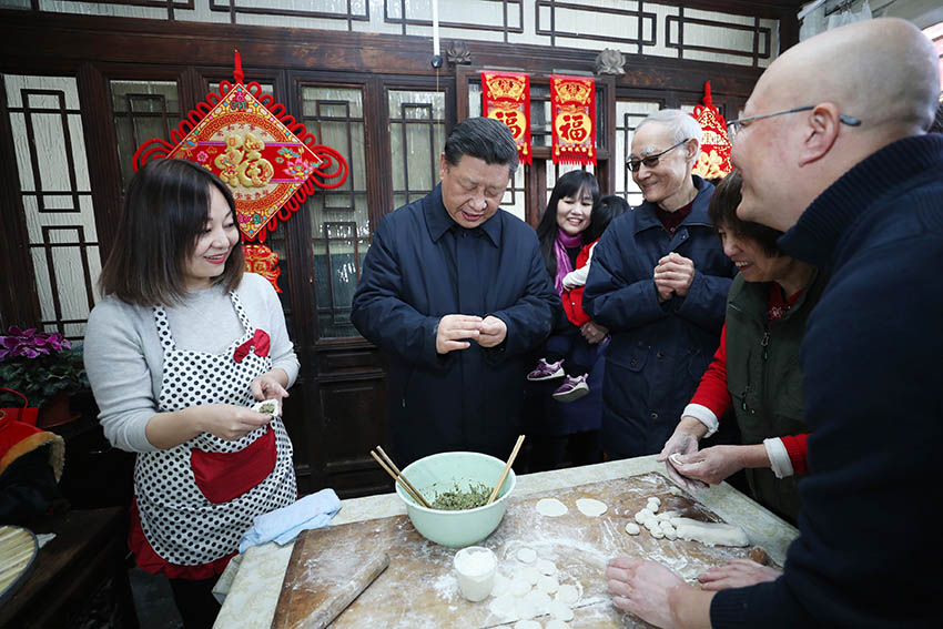 2月1日，中共中央總書記、國(guó)家主席、中央軍委主席習(xí)近平在北京看望慰問基層干部群眾，考察北京冬奧會(huì)、冬殘奧會(huì)籌辦工作。這是1日上午，習(xí)近平在前門東區(qū)草廠四條胡同，同朱茂錦一家人包餃子、聊家常。 新華社記者 鞠鵬 攝