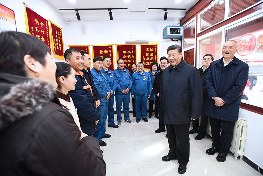 2月1日，中共中央總書記、國家主席、中央軍委主席習近平在北京看望慰問基層干部群眾，考察北京冬奧會、冬殘奧會籌辦工作。這是1日上午，習近平在前門東區(qū)草廠四條胡同物業(yè)服務站，看望慰問街道、社區(qū)工作人員和物業(yè)員工。 新華社記者 謝環(huán)馳 攝