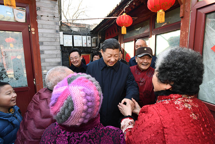 2月1日，中共中央總書記、國(guó)家主席、中央軍委主席習(xí)近平在北京看望慰問(wèn)基層干部群眾，考察北京冬奧會(huì)、冬殘奧會(huì)籌辦工作。這是1日上午，習(xí)近平來(lái)到前門東區(qū)草廠四條胡同看望慰問(wèn)群眾。 新華社記者 謝環(huán)馳 攝