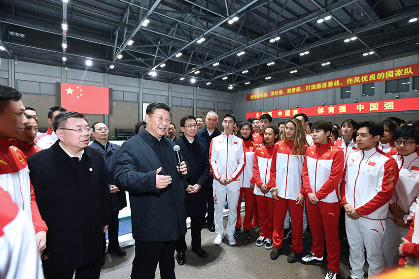 2月1日，中共中央總書記、國(guó)家主席、中央軍委主席習(xí)近平在北京看望慰問(wèn)基層干部群眾，考察北京冬奧會(huì)、冬殘奧會(huì)籌辦工作。這是1日下午，習(xí)近平在國(guó)家冬季運(yùn)動(dòng)訓(xùn)練中心勉勵(lì)正在訓(xùn)練備戰(zhàn)的運(yùn)動(dòng)員、教練員。 新華社記者 謝環(huán)馳 攝