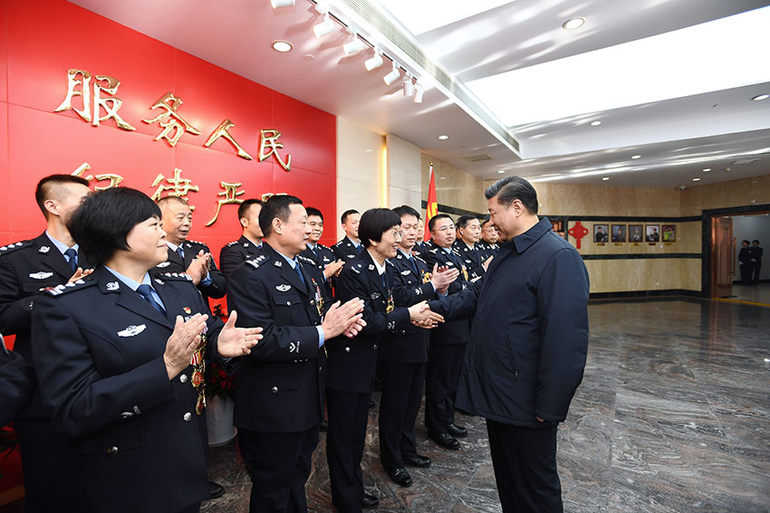 2月1日，中共中央總書記、國(guó)家主席、中央軍委主席習(xí)近平在北京看望慰問(wèn)基層干部群眾，考察北京冬奧會(huì)、冬殘奧會(huì)籌辦工作。這是1日上午，習(xí)近平在北京市公安局，同公安英模和干警代表一一握手，向全國(guó)廣大公安干警致以新春祝福。 新華社記者 謝環(huán)馳 攝