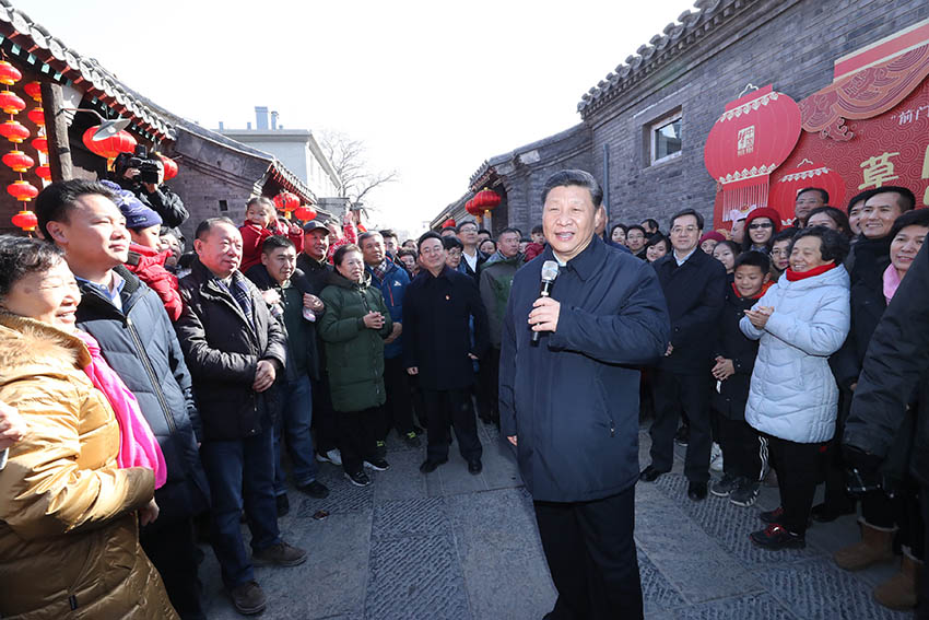 2月1日，中共中央總書記、國家主席、中央軍委主席習近平在北京看望慰問基層干部群眾，考察北京冬奧會、冬殘奧會籌辦工作。這是1日上午，習近平在前門東區(qū)草廠四條胡同給大家拜年，並向全國各族人民致以新春祝福。 新華社記者 鞠鵬 攝