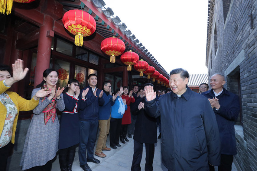 2月1日，中共中央總書記、國家主席、中央軍委主席習近平在北京看望慰問基層干部群眾，考察北京冬奧會、冬殘奧會籌辦工作。這是1日上午，習近平來到前門東區(qū)草廠四條胡同看望慰問群眾。 新華社記者 鞠鵬 攝