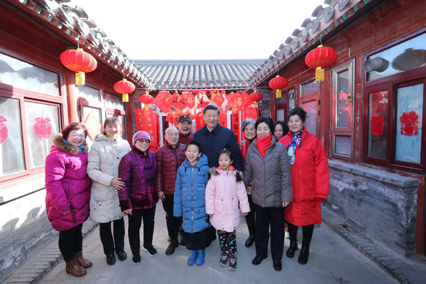 2月1日，中共中央總書記、國家主席、中央軍委主席習(xí)近平在北京看望慰問基層干部群眾，考察北京冬奧會(huì)、冬殘奧會(huì)籌辦工作。這是1日上午，習(xí)近平來到前門東區(qū)草廠四條胡同看望慰問群眾時(shí)，同市民侯雅明一家合影。 新華社記者 鞠鵬 攝