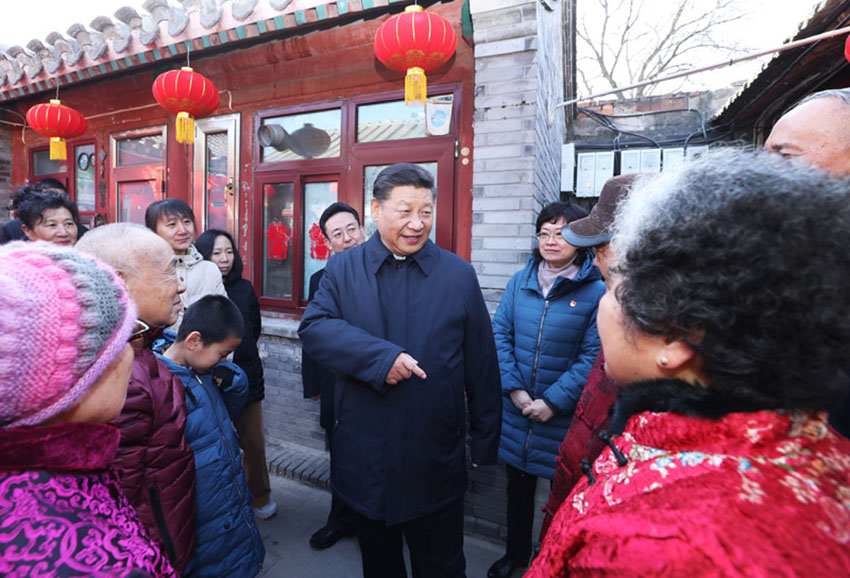 2月1日，中共中央總書記、國(guó)家主席、中央軍委主席習(xí)近平在北京看望慰問基層干部群眾，考察北京冬奧會(huì)、冬殘奧會(huì)籌辦工作。這是1日上午，習(xí)近平來到前門東區(qū)草廠四條胡同看望慰問群眾。 新華社記者 鞠鵬 攝