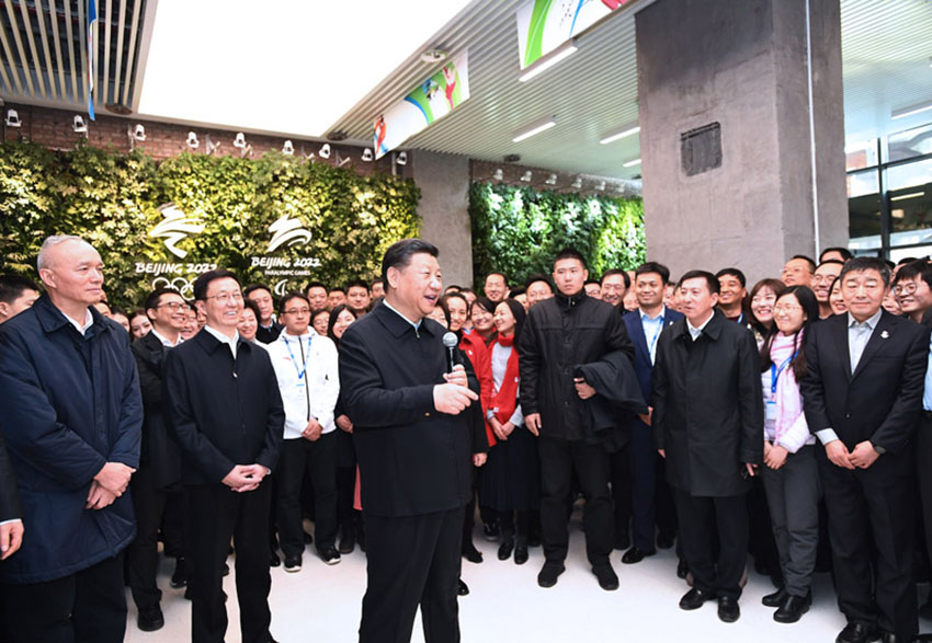 2月1日，中共中央總書記、國(guó)家主席、中央軍委主席習(xí)近平在北京看望慰問(wèn)基層干部群眾，考察北京冬奧會(huì)、冬殘奧會(huì)籌辦工作。這是1日下午，習(xí)近平在石景山首鋼園區(qū)冬奧組委辦公樓，看望慰問(wèn)北京冬奧組委工作人員和志願(yuàn)者代表。 新華社記者 謝環(huán)馳 攝