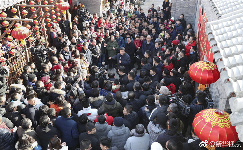 2月1日，中共中央總書記、國家主席、中央軍委主席習(xí)近平在北京看望慰問基層干部群眾，考察北京冬奧會、冬殘奧會籌辦工作。這是1日上午，習(xí)近平在前門東區(qū)草廠四條胡同給大家拜年，並向全國各族人民致以新春祝福。新華社記者 丁海濤 攝